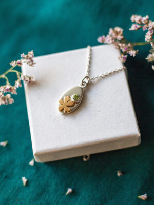 Sakura-riipus peridootilla