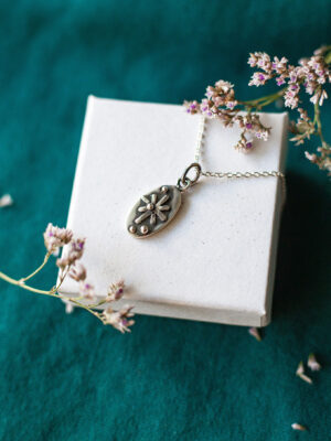 Hopeinen riipus tähdellä