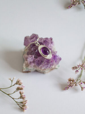 Riipus isolla liilalla kivellä